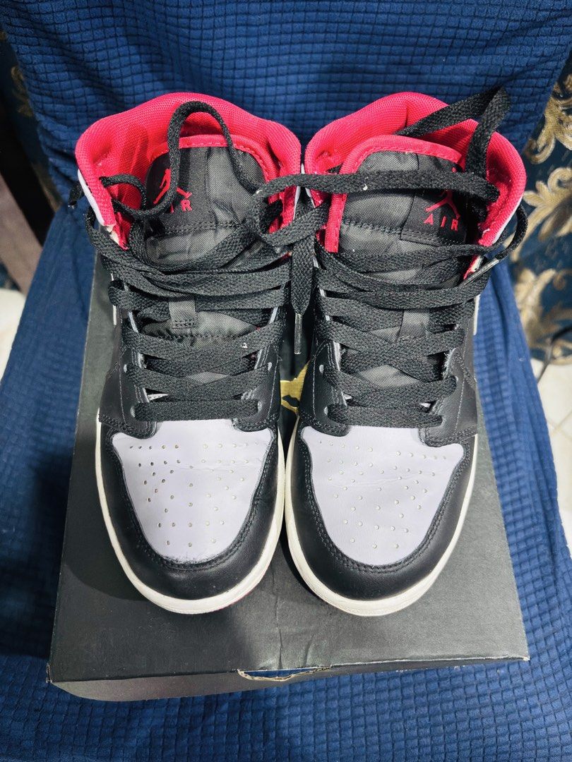 Air Jordan 1 Mid (Category: Casual Shoes) located in Manila. Submitted by purpleliciousss (Listing ID 1464383228, Image 3). Description: Slightly Used Jordan - Size: 4Y RFS: Napagliitan.