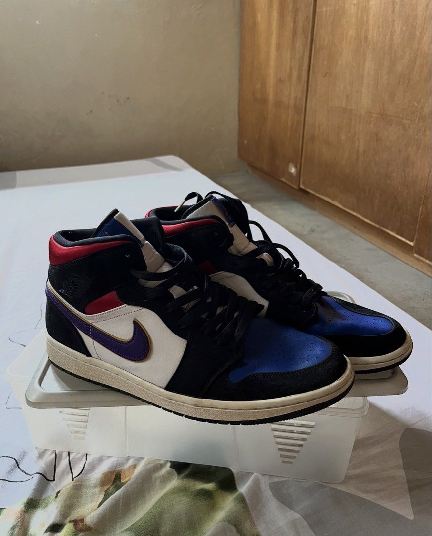 Air Jordan 1 Mid SE 'Rivals' (Category: Sneakers) located in Mexico. Submitted by studioleraph (Listing ID 1464418713, Image 1). Description: Air Jordan 1 Mid SE ‘Rivals’ US 11 No Box Used - Please Manage expectations RFS: Not being used * Type: High-top basketball sneaker * Style: Air Jordan 1 High silhouette * Upper: Leather with textile tongue/collar * Colorway: Black / White / Royal Blue / Red / Purple * Toe box: Perforated royal-blue leather