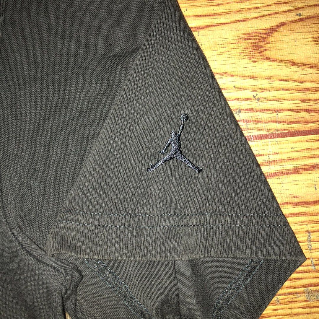 AIR JORDAN OFF NOIR EMBROID LOGO DARK GREY TEE (Category: Tshirts & Polo Shirts ) located in Dasmarinas. Submitted by corenyxmessy_3rd_account (Listing ID 1464405243, Image 2). Description: A clean, minimalist aesthetic highlighted by an embroidered tonal Air Jordan logo centered across the chest. It features a classic crew neck and a relaxed athletic fit width - 20 length - 26.