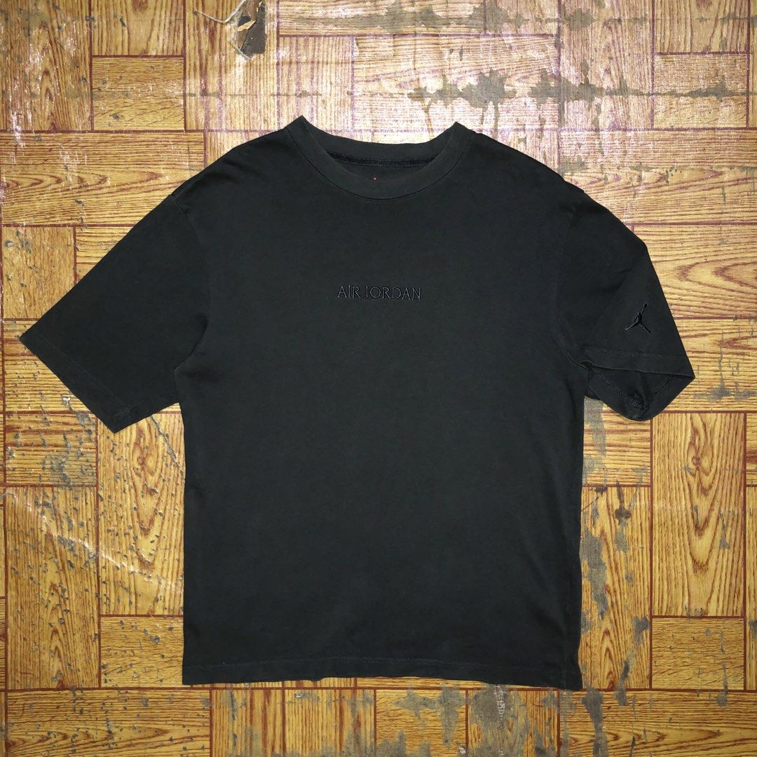 AIR JORDAN OFF NOIR EMBROID LOGO DARK GREY TEE (Category: Tshirts & Polo Shirts ) located in Dasmarinas. Submitted by corenyxmessy_3rd_account (Listing ID 1464405243, Image 1). Description: A clean, minimalist aesthetic highlighted by an embroidered tonal Air Jordan logo centered across the chest. It features a classic crew neck and a relaxed athletic fit width - 20 length - 26.