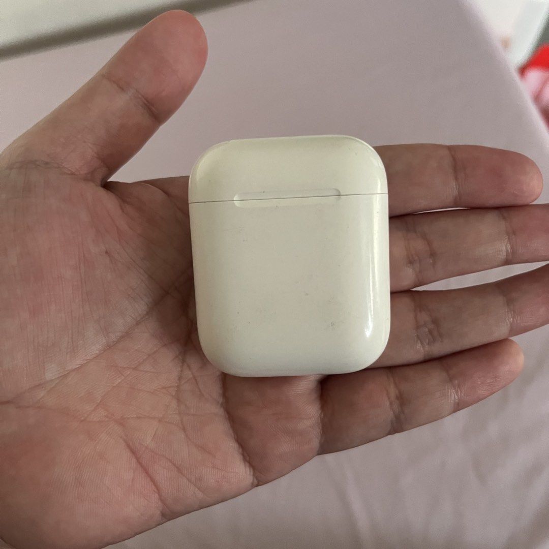 Airpods Gen 2 (Category: Earphones) located in Manila. Submitted by 95ee70b1a701e3b2d80b53b0e4e92c (Listing ID 1464430532, Image 1). Description: Selling Apple Airpods Gen. 2 (w/charger) Rfs: nakatambak lang and i got airpods pro (no issue, iccharge mo na lang and use) Pass sa buraot.
