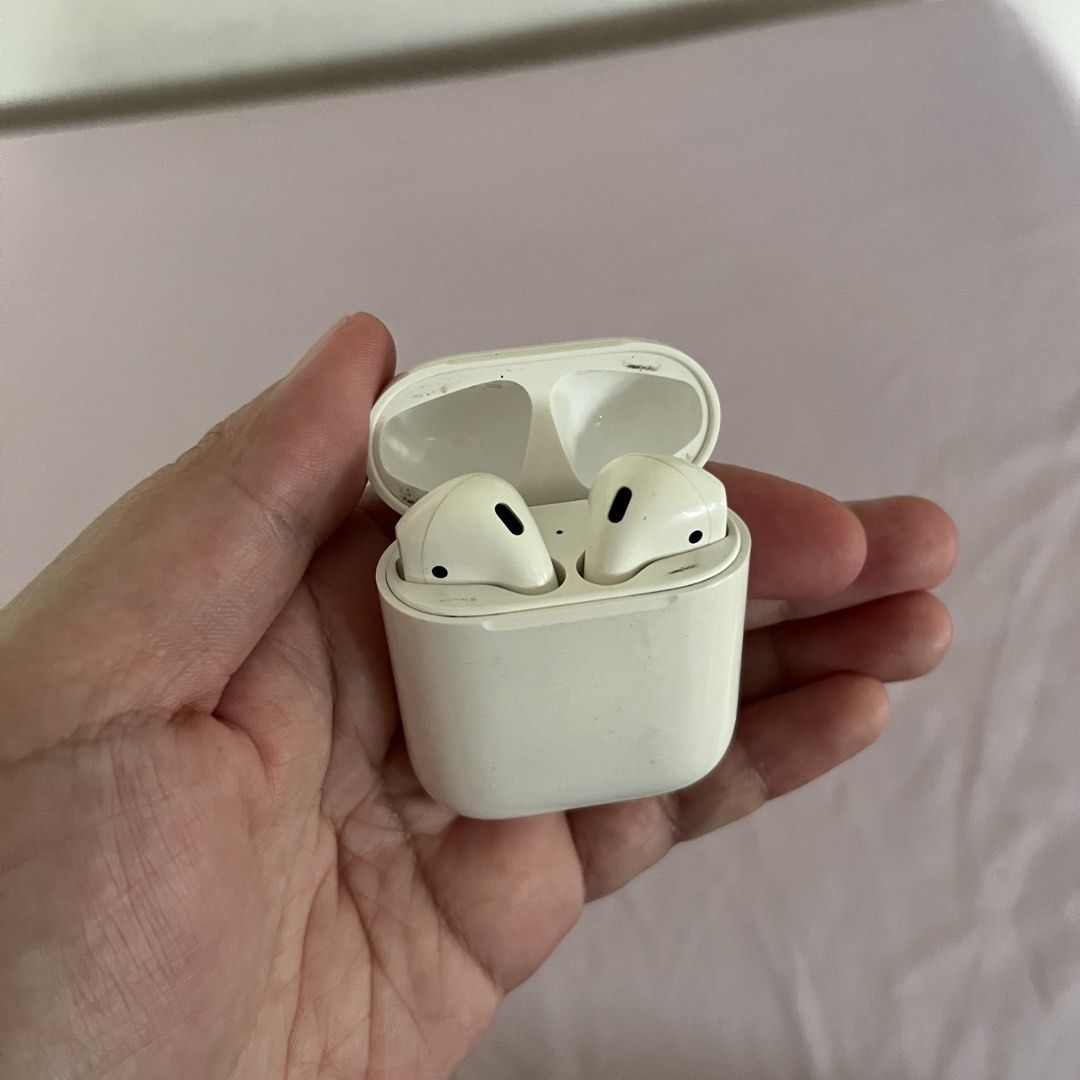Airpods Gen 2 (Category: Earphones) located in Manila. Submitted by 95ee70b1a701e3b2d80b53b0e4e92c (Listing ID 1464430532, Image 3). Description: Selling Apple Airpods Gen. 2 (w/charger) Rfs: nakatambak lang and i got airpods pro (no issue, iccharge mo na lang and use) Pass sa buraot.