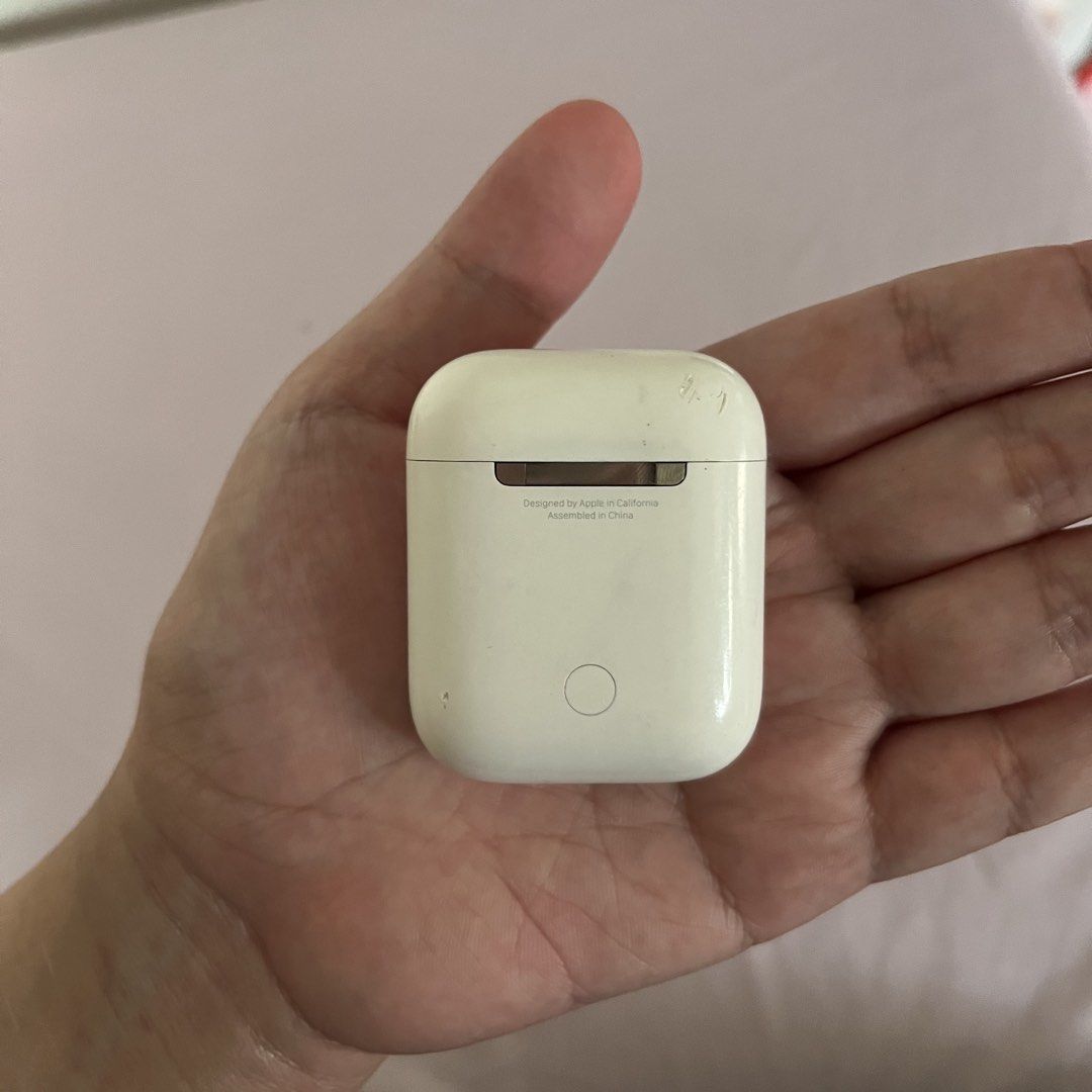 Airpods Gen 2 (Category: Earphones) located in Manila. Submitted by 95ee70b1a701e3b2d80b53b0e4e92c (Listing ID 1464430532, Image 2). Description: Selling Apple Airpods Gen. 2 (w/charger) Rfs: nakatambak lang and i got airpods pro (no issue, iccharge mo na lang and use) Pass sa buraot.