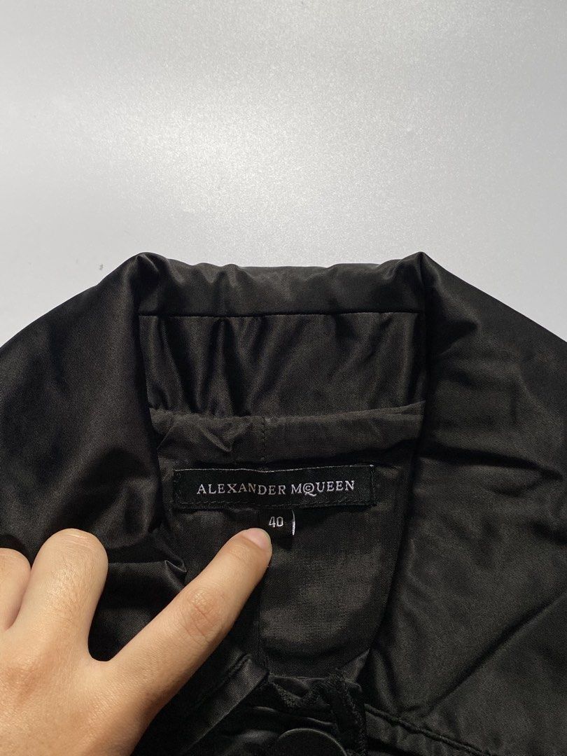 Alexander Mcqueen Silk Ruched Button Placket Jacket (Category: Coats, Jackets and Outerwear) located in Manila. Submitted by lexia_swrdrbfinds (Listing ID 1464463442, Image 3). Description: ⋆ 𐙚 ̊ Alexander Mcqueen Structured Silk Jacket 🌸 𝓈𝒾𝓏ℯ ℴ𝓃 𝓉𝒶𝑔: 40 🩷 𝓁ℯ𝓃𝑔𝓉𝒽: 21 🌷 𝓌𝒾𝒹𝓉𝒽: 15 🎀 𝒸ℴ𝓃𝒹𝒾𝓉𝒾ℴ𝓃: 10/10 🫧 𝒻𝓁𝒶𝓌𝓈: none 𝓅𝓇𝒾𝒸ℯ: 1499 ✦ 𝓅𝓁𝓊𝓈 𝓈𝒽𝒾𝓅𝓅𝒾𝓃𝑔 𝒻ℯℯ .