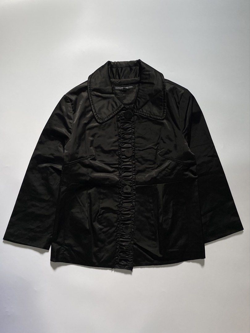Alexander Mcqueen Silk Ruched Button Placket Jacket (Category: Coats, Jackets and Outerwear) located in Manila. Submitted by lexia_swrdrbfinds (Listing ID 1464463442, Image 1). Description: ⋆ 𐙚 ̊ Alexander Mcqueen Structured Silk Jacket 🌸 𝓈𝒾𝓏ℯ ℴ𝓃 𝓉𝒶𝑔: 40 🩷 𝓁ℯ𝓃𝑔𝓉𝒽: 21 🌷 𝓌𝒾𝒹𝓉𝒽: 15 🎀 𝒸ℴ𝓃𝒹𝒾𝓉𝒾ℴ𝓃: 10/10 🫧 𝒻𝓁𝒶𝓌𝓈: none 𝓅𝓇𝒾𝒸ℯ: 1499 ✦ 𝓅𝓁𝓊𝓈 𝓈𝒽𝒾𝓅𝓅𝒾𝓃𝑔 𝒻ℯℯ .