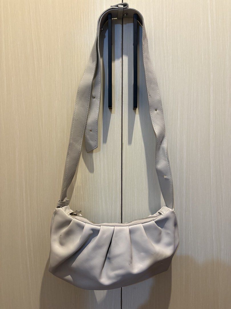 Alice Martha Sling bag (Category: Cross-body Bags) located in Davao. Submitted by cha1994 (Listing ID 1464442922, Image 3). Description: .