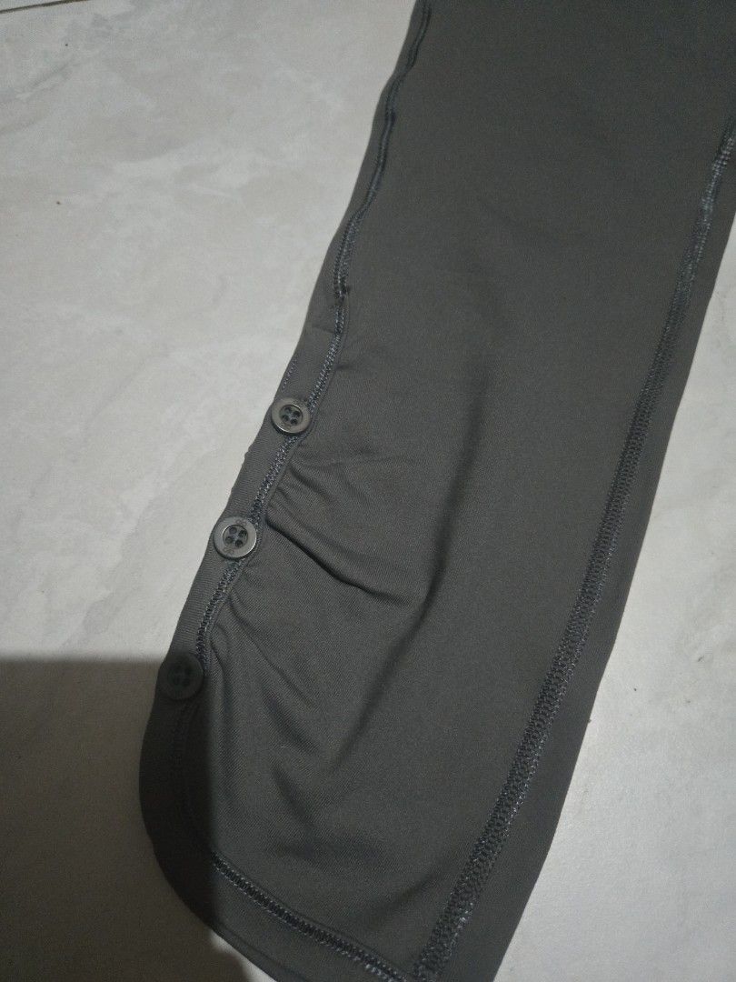 Alo leggings XS (Category: Activewear) located in Pasig City. Submitted by izzy0202 (Listing ID 1464393564, Image 2). Description: - Alo CoolFit athletic top - Size: XS - Color: Grey - Features snap buttons along the side - Ideal for workouts or casual wear - Made in Vietnam.
