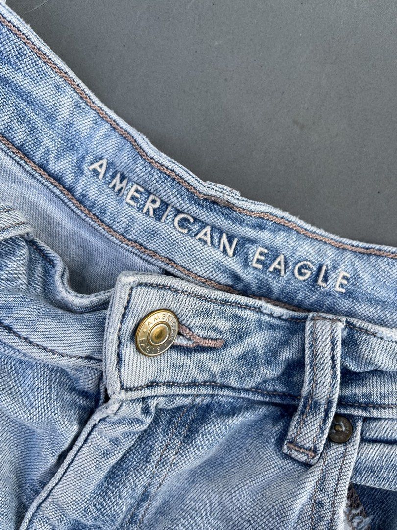 AMERICAN EAGLE DENIM SHORT (Category: Shorts) located in Quezon City. Submitted by kentstuff (Listing ID 1464425219, Image 2). Description: AMERICAN EAGLE Waist: 36-38 Length: 13.5 Leg Hole: 13 Condition: Excellent CR: 9.8/10 Issue: ❌.