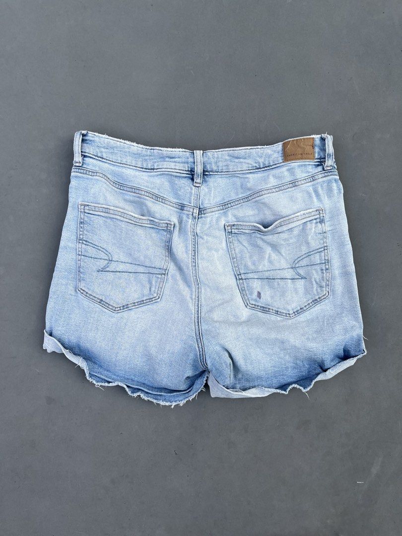 AMERICAN EAGLE DENIM SHORT (Category: Shorts) located in Quezon City. Submitted by kentstuff (Listing ID 1464425219, Image 3). Description: AMERICAN EAGLE Waist: 36-38 Length: 13.5 Leg Hole: 13 Condition: Excellent CR: 9.8/10 Issue: ❌.