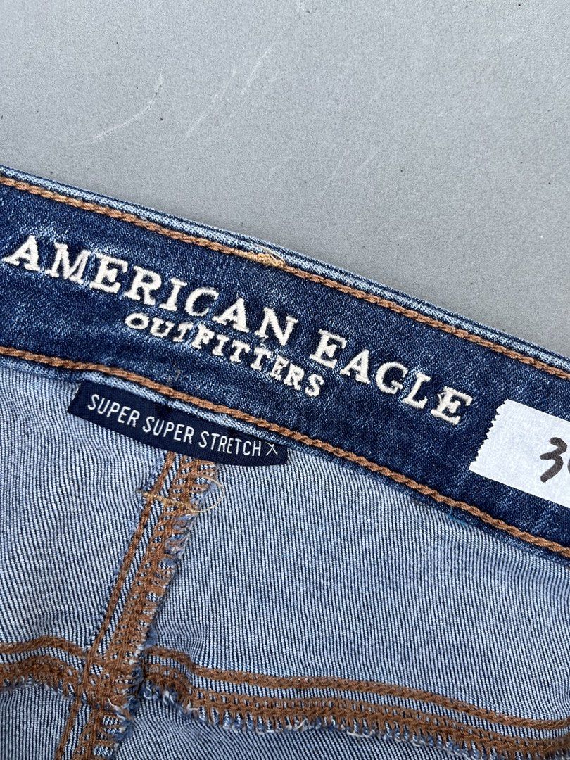 AMERICAN EAGLE DENIM SHORT (Category: Shorts) located in Quezon City. Submitted by kentstuff (Listing ID 1464427953, Image 2). Description: AMERICAN EAGLE Waist: 34-40 Length: 14 Leg Hole: 11.5 Condition: Excellent CR: 9.8/10 Issue: stain sa likod.