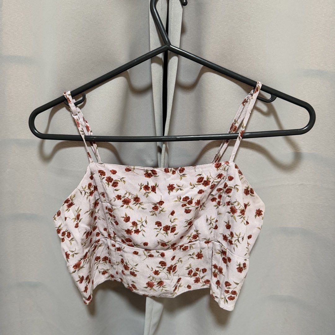 American Eagle Floral Smocked Top (Category: Sleeveless) located in Makati City. Submitted by heyitsg_ (Listing ID 1464419666, Image 1). Description: - Floral print crop top and skirt by American Eagle - 200 for the top only ; 400 if as set.