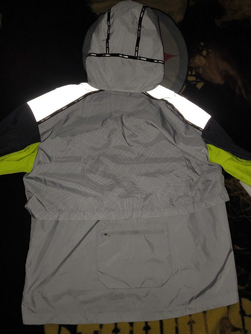 ANTA Running packable windbreaker (Category: Coats, Jackets and Outerwear) located in Manila. Submitted by fljaoti27 (Listing ID 1464361620, Image 2). Description: Anta running Windbreaker Packable XL Minor stain, need wash.