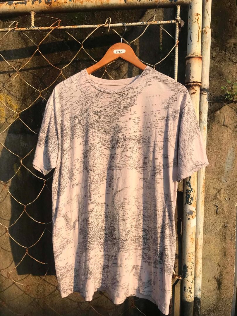 Aop World Map Tee🌎 (Category: Tshirts & Polo Shirts ) located in San Jose. Submitted by thriftthe19th (Listing ID 1464552741, Image 1). Description: L 22/29.