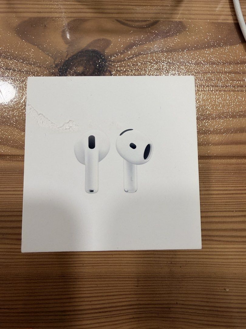 Apple AirPods 4 無線耳機 （分類：耳機）位於 Hong Kong。 由 small_sam 提交（商品編號 1464543181，圖片 2）。簡介： 全新AirPods 4 (無降噪) 只拆過盒封條 耳機封條未拆 盒面有輕微破損(如圖)不影響使用 買返嚟唔啱用 折價出 港島/東鐵綫 不議價，只限面交，交收時請當面點算清楚，貨物一經出門不設退換🙏🏻。