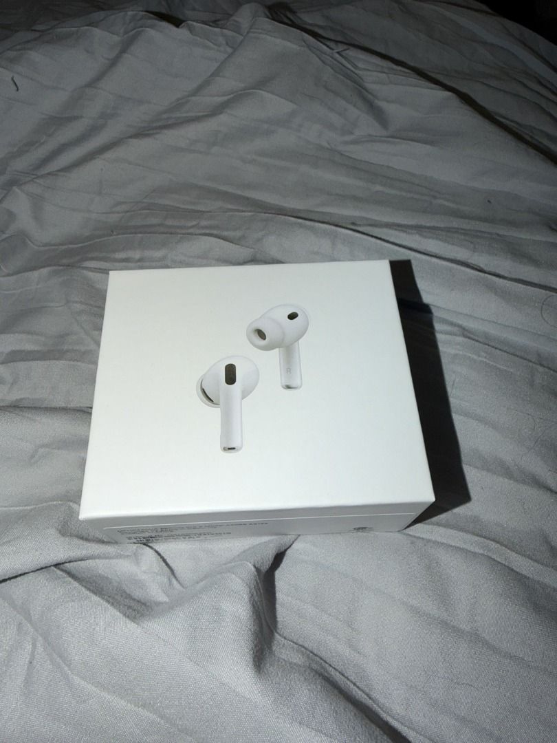 Apple AirPods Pro 3 （分類：耳機）位於 Hong Kong。 由 azuresong186719 提交（商品編號 1464486466，圖片 1）。簡介： AirPods Pro Gen3，Apple 新款降噪無線耳機，有埋 MagSafe 無線充電盒，支援無線充電同 USB-C。有主動消噪、心率偵測，IP57 防水防塵。呢套係朋友送嘅生日禮物，我已經有一副，所以轉售，全新未拆，未綁 Apple ID。