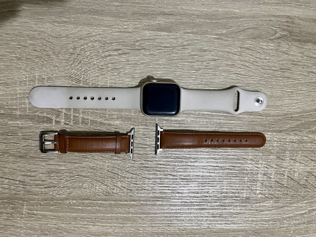 Apple Watch SE 2 Starlight 40mm (Category: Wearables & Smart Watches) located in Quezon City. Submitted by gbarluado (Listing ID 1464568009, Image 1). Description: Apple Watch SE 2 in Starlight, 40mm ⌚️ Get a FREE genuine leather watch strap ⌚️ Comes with the original Apple silicone band and Apple watch charger ⌚️barely used and just stored Negotiable .