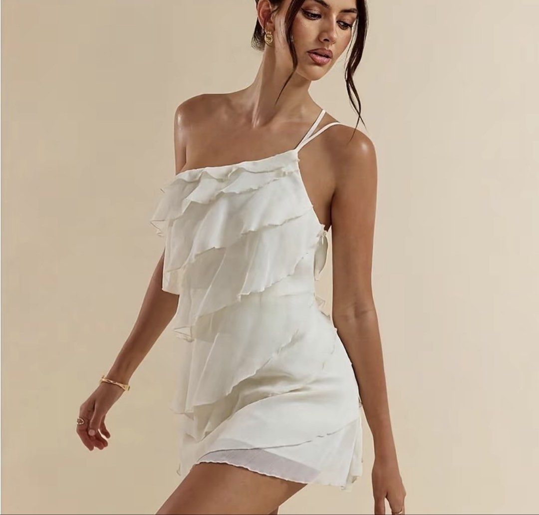 Apricot Summer Beach Layered/Ruffled Dress (Medium) (Category: Dresses) located in Manila. Submitted by prelovedbyrachmarie (Listing ID 1464412239, Image 2). Description: Unused. Brand new white ruffled dress perfect for beach outfit or date night. Location: Quezon City.