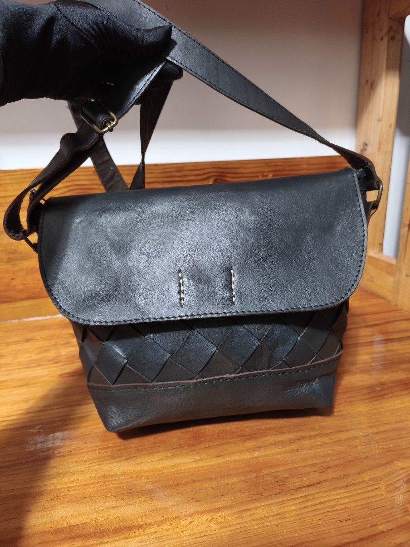 Arbore japan Crossbody Bag (Category: Cross-body Bags) located in Baguio. Submitted by queenlyne_vintage_rare_finds (Listing ID 1464467127, Image 2). Description: .