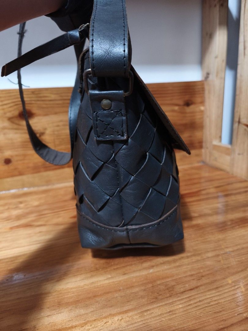 Arbore japan Crossbody Bag (Category: Cross-body Bags) located in Baguio. Submitted by queenlyne_vintage_rare_finds (Listing ID 1464467127, Image 3). Description: .