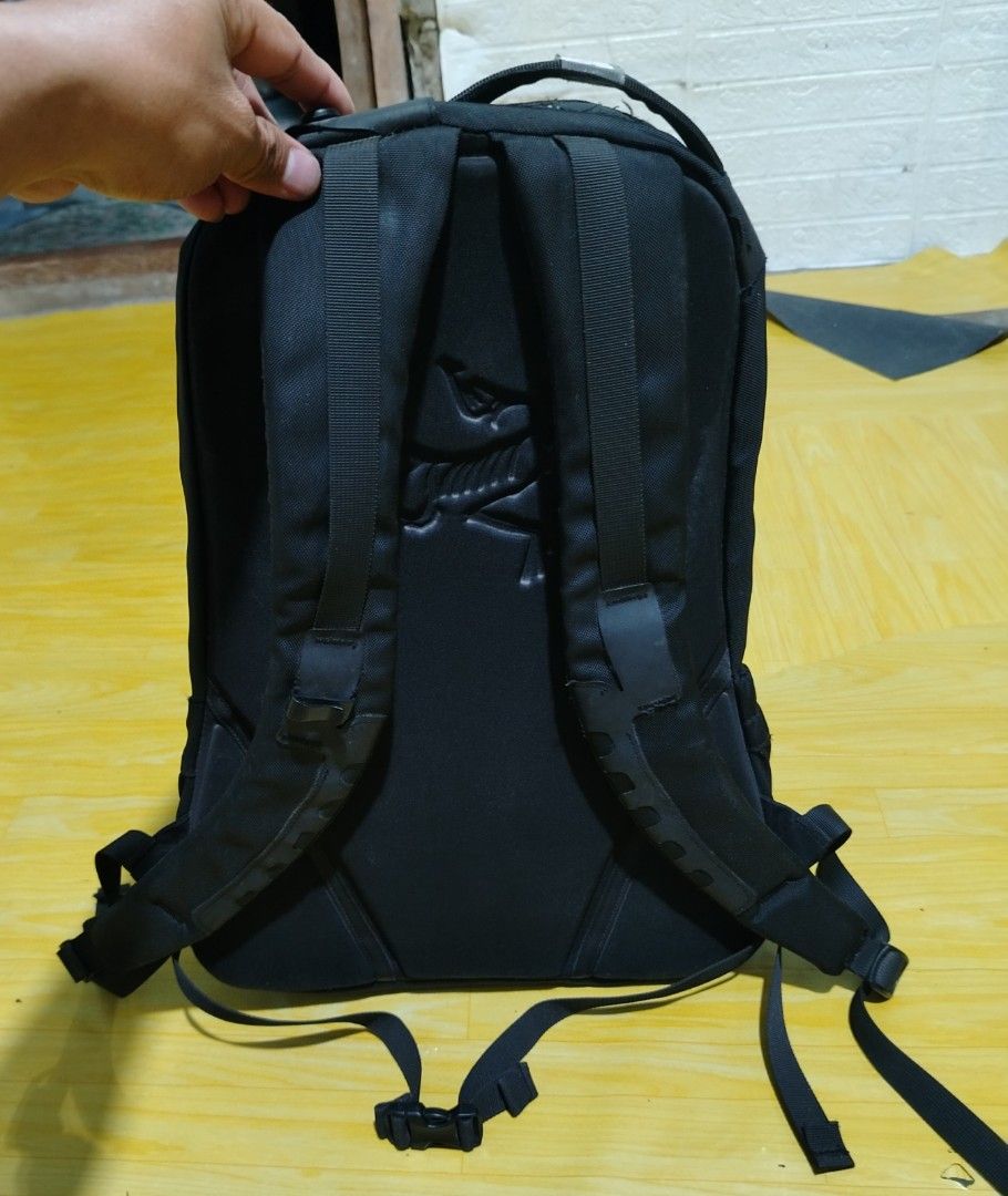 Arc'teryx Backpack Black (Category: Backpacks) located in Lucena. Submitted by thrifteditem (Listing ID 1464507827, Image 3). Description: - Black Arc'teryx backpack -ARRO 16 - Main zip compartment - Side pockets - Padded straps and back panel for comfort - Visible dirt marks on the front - Durable material - Ideal for daily use or outdoor activities.