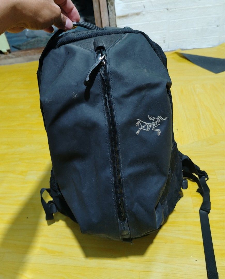 Arc'teryx Backpack Black (Category: Backpacks) located in Lucena. Submitted by thrifteditem (Listing ID 1464507827, Image 2). Description: - Black Arc'teryx backpack -ARRO 16 - Main zip compartment - Side pockets - Padded straps and back panel for comfort - Visible dirt marks on the front - Durable material - Ideal for daily use or outdoor activities.