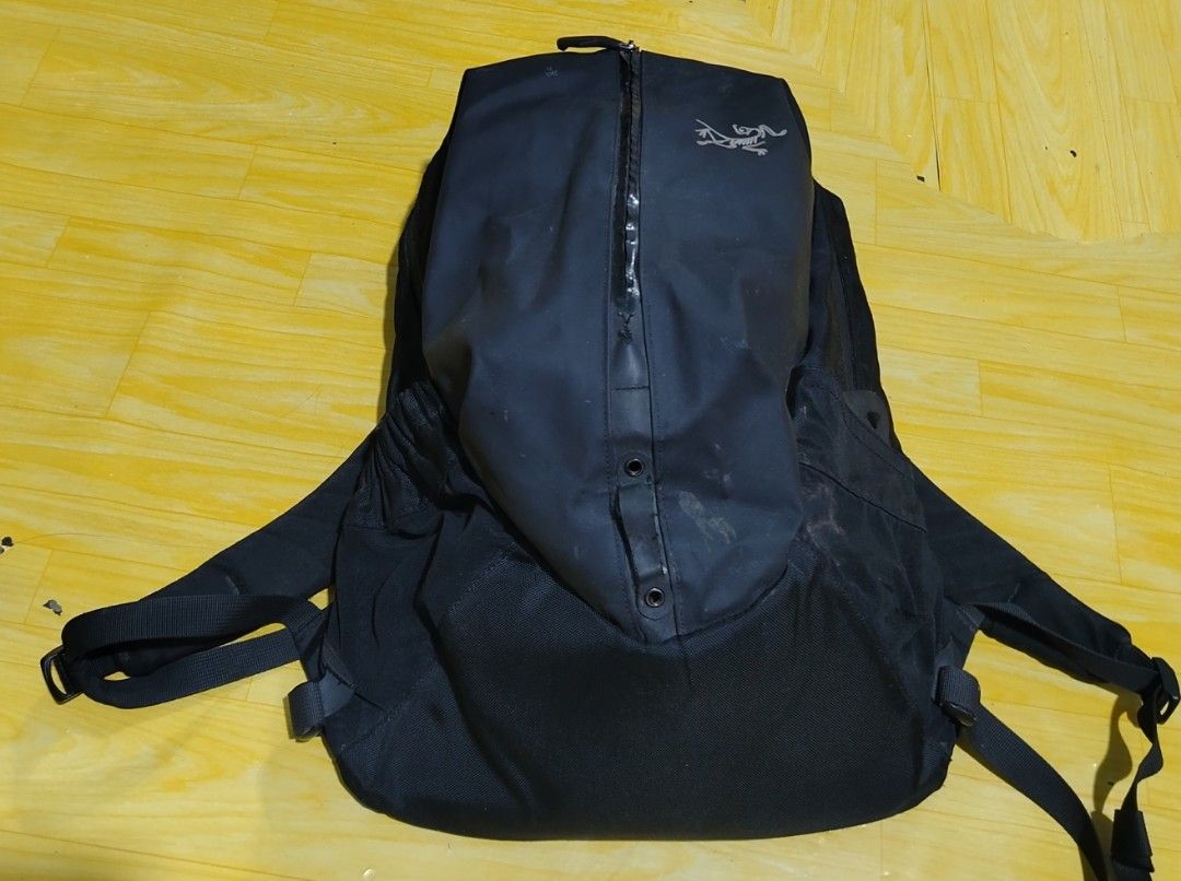 Arc'teryx Backpack Black (Category: Backpacks) located in Lucena. Submitted by thrifteditem (Listing ID 1464507827, Image 1). Description: - Black Arc'teryx backpack -ARRO 16 - Main zip compartment - Side pockets - Padded straps and back panel for comfort - Visible dirt marks on the front - Durable material - Ideal for daily use or outdoor activities.