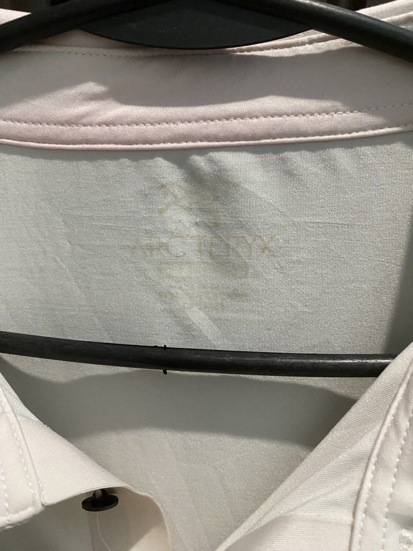 Arc'teryx Polo Shirt White (Category: Tshirts & Polo Shirts ) located in Kalayaan. Submitted by kolaso29 (Listing ID 1464453553, Image 3). Description: - White Arc'teryx polo shirt - Short sleeves - Subtle pink trim on cuffs and collar - Arc'teryx logo on chest - Small faint stain on front (pictured) - Button placket.