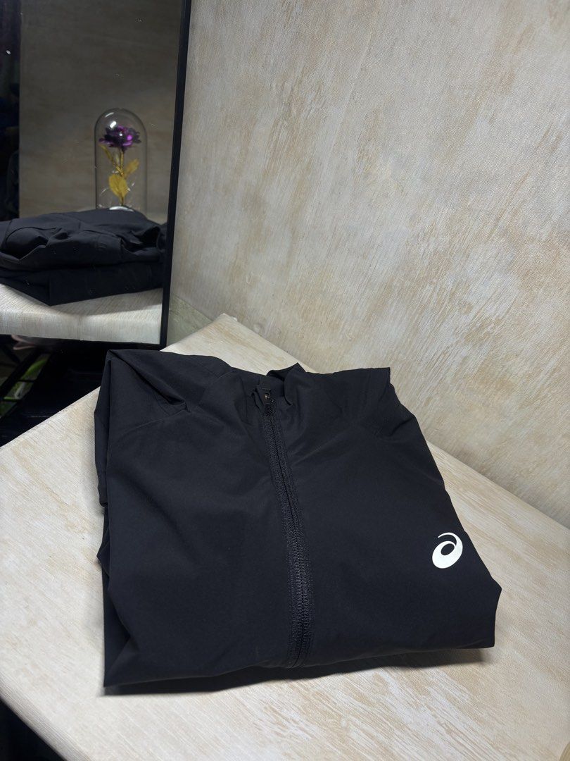 ASICS CORE MENS JACKET (Category: Coats, Jackets and Outerwear) located in Cabuyao City. Submitted by pormanation-thrift-store (Listing ID 1464403484, Image 2). Description: ASICS CORE MENS JACKET Condition: LIKE NEW Color rate: 10/10 (PWEDE SA MASELAN) Size: LARGE Dimes: 21”Wx28”L Issue: NONE❌ Price: 1500.