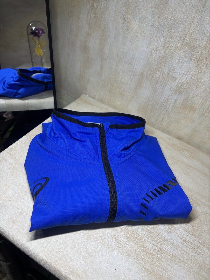 ASICS LIMO STRETCH CROSS JACKET (Category: Coats, Jackets and Outerwear) located in Cabuyao City. Submitted by pormanation-thrift-store (Listing ID 1464402181, Image 2). Description: ASICS LIMO STRETCH CROSS JACKET Condition: LIKE NEW Color rate: 10/10 (PWEDE SA MASELAN) Size: XL Dimes: 22”Wx28”L Issue: NONE❌ Price: 1500.