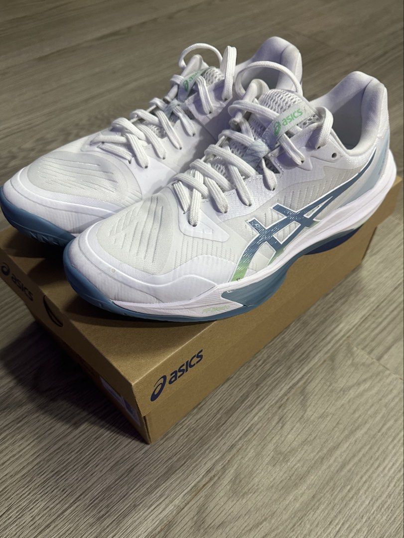 Asics Sky Elite FF 3 男裝排球鞋 （分類：波鞋）位於 Hong Kong。 由 adbhooo 提交（商品編號 1464477000，圖片 2）。簡介： Asics Sky Elite FF 3 男裝排球鞋，白色配藍色線條。有鞋盒。價錢可小議。着過一次唔啱着。。