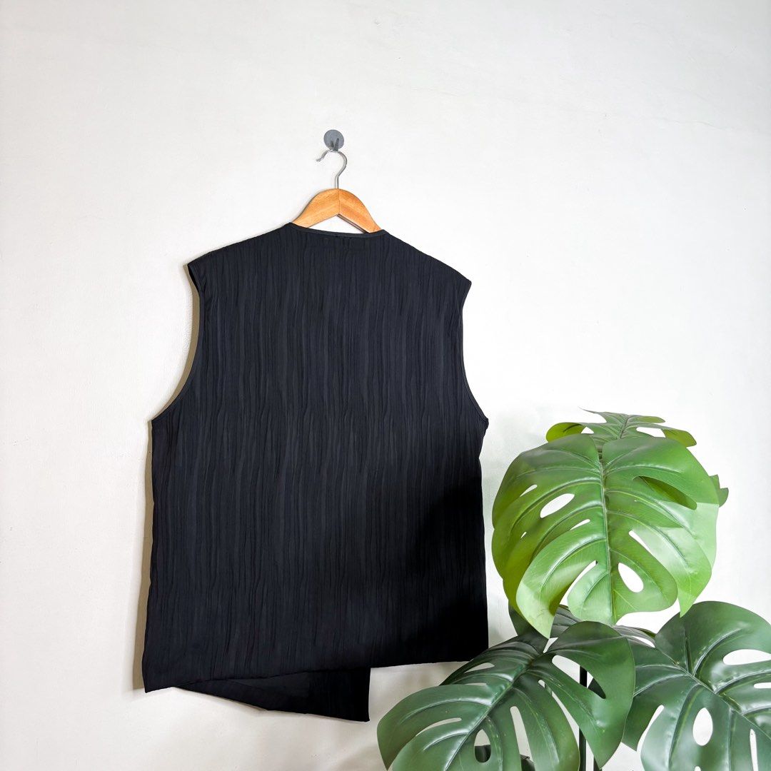 Asymmetrical | Wrap Vest. (Category: Vests) located in Manila. Submitted by bypiecesandstories (Listing ID 1464481009, Image 2). Description: Asymmetrical | Wrap Vest. 699 PHP 🧡 Perfect Condition Can Fit — Small to Large Dimensions — W 23" L 27.5" A sleek black vest with an asymmetrical silhouette that gives off a sophisticated, designer inspired feel. A standout layering piece that easily elevates even the simplest everyday look. • REMINDERS • 