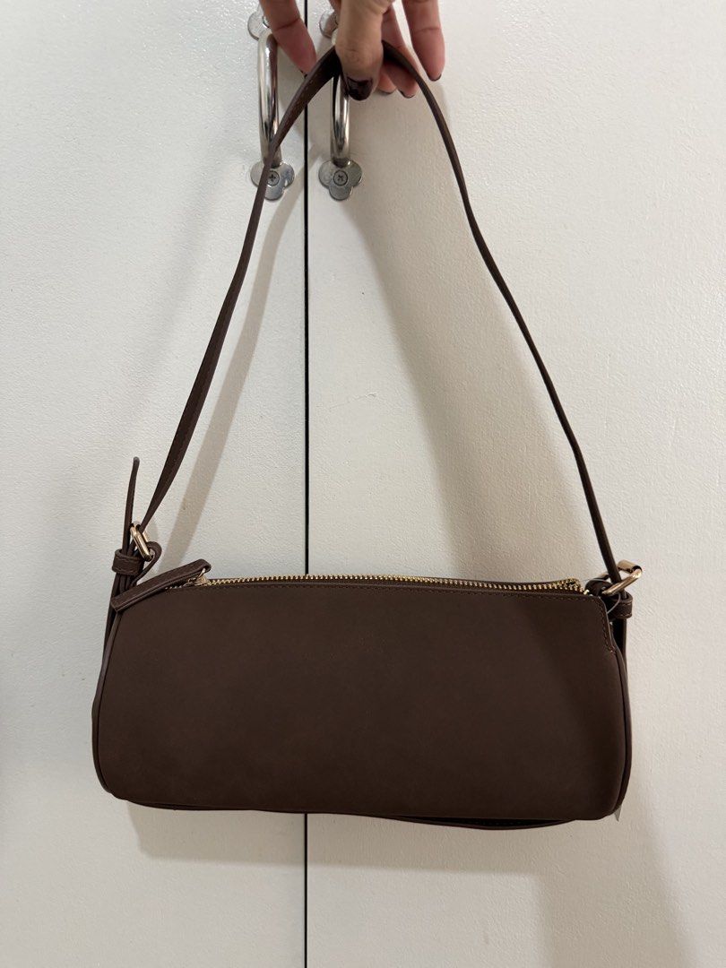 Auth GU (Category: Cross-body Bags) located in Cebu City. Submitted by shopnsave2015 (Listing ID 1464567377, Image 2). Description: From Japan With tag Adjustable strap, kili or crossbody.
