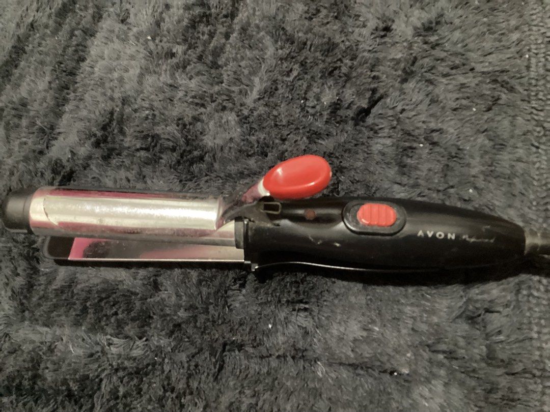 Avon Professional Curling Iron (Category: Hair) located in Lucena. Submitted by box_it (Listing ID 1464447393, Image 1). Description: - Black Avon Professional curling iron - Creates beautiful curls and waves - Features a red power button - Red clamp release for easy use - Silver-toned barrel - In excellent working condition - Ready for its new owner!.