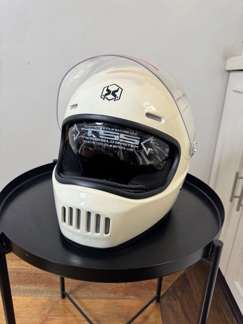 AXK Classic Full Face Motorcycle Helmet Cream (Category: Coats, Jackets and Outerwear) located in Manila. Submitted by supremeloved (Listing ID 1464372115, Image 2). Description: - Retro style /classic cream full face helme -used for taking vids lang -original price: 729, selling price 500 - Secure chin strap - Ideal for motorcycle riding.