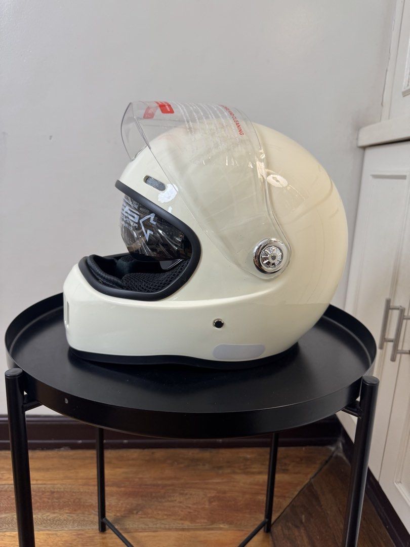 AXK Classic Full Face Motorcycle Helmet Cream (Category: Coats, Jackets and Outerwear) located in Manila. Submitted by supremeloved (Listing ID 1464372115, Image 3). Description: - Retro style /classic cream full face helme -used for taking vids lang -original price: 729, selling price 500 - Secure chin strap - Ideal for motorcycle riding.