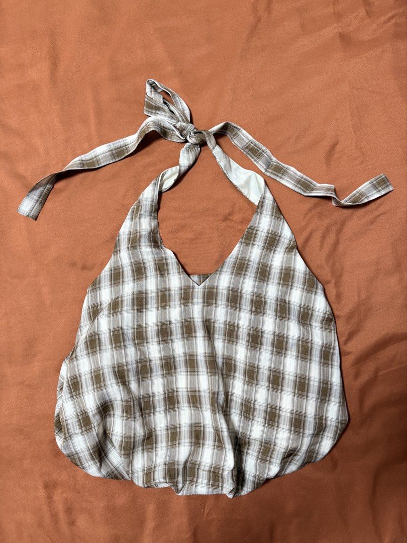 Backless Halter Top (Category: Sleeveless) located in San Fernando. Submitted by lovedbylove__ (Listing ID 1464517448, Image 3). Description: Casual Plaid Backless Halter Top Small to medium Worn once Sobra gandaaa. Fave! .