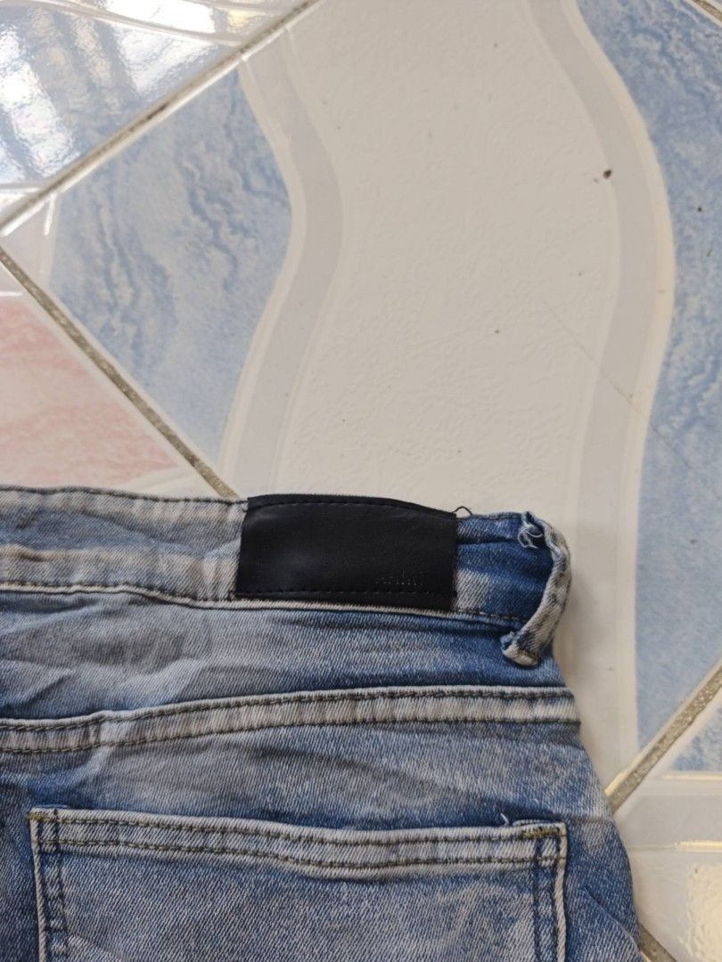Baggy Pants (Category: Jeans) located in Manila. Submitted by cookthrift (Listing ID 1464365983, Image 2). Description: - Classic blue denim jeans - Relaxed fit for comfort - Features multiple pockets - Perfect for everyday wear - Versatile and easy to style with any top size 33 length 40 excellent no issue.