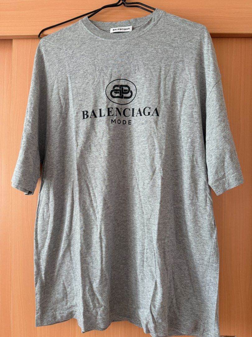 Balenciaga Mode Grey T-shirt （分類：T-shirt、恤衫、有領衫）位於 Hong Kong。 由 jms329 提交（商品編號 1464412856，圖片 1）。簡介： Grey Balenciaga Black Givenchy Navy Undercover HKD2000 for 3 They are clean and stylish just need ironing 😅。
