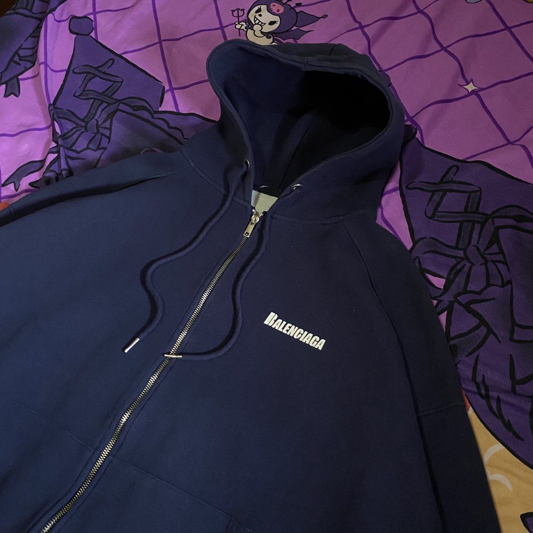 BALENCIAGA OFF (Category: Hoodies) located in Cavite. Submitted by suotnilowsenze (Listing ID 1464365029, Image 3). Description: BALENCIAGA Width: 24.5 Length: 27 (XLARGE) BOXY Color rate: 9.5/10 Issue: Off goods for psg Excellent Condition ₱299 + 125 SHIPPING FEE.