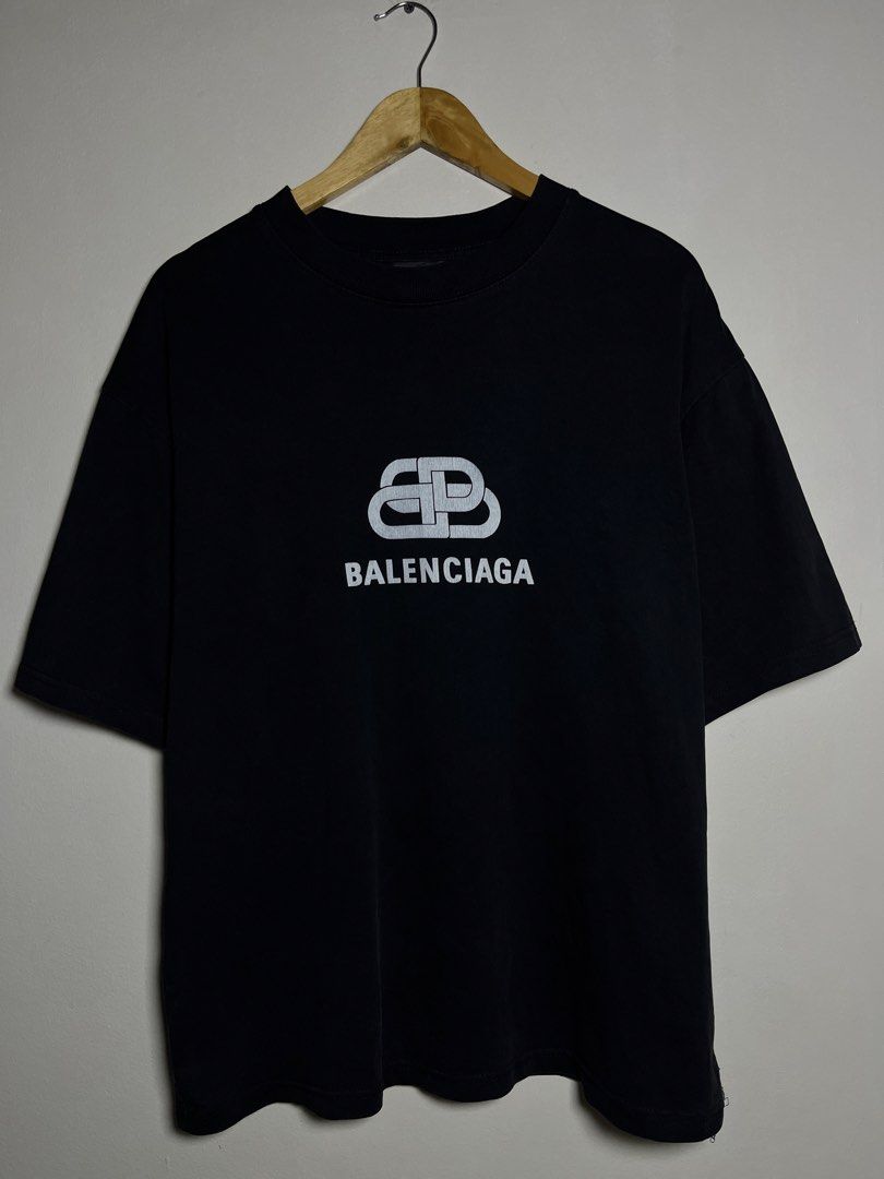 BALENCIAGA SCRIPT LOGO TEE (Category: Tshirts & Polo Shirts ) located in Marikina City. Submitted by chasecollectives (Listing ID 1464383197, Image 1). Description: BALENCIAGA SCRIPT LOGO TEE EXCELLENT CONDITION SIZE LARGE - XL (24 by 31) ISSUE : CRACKPRINTS / 1 PINHOLE.