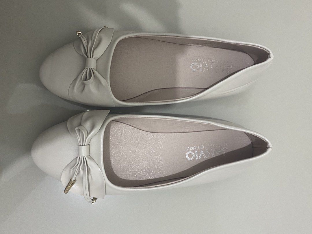 Bash Shoes White Bow Ballet Flats (Category: Flats & Sandals) located in Rodriguez. Submitted by urforeverrina (Listing ID 1464429821, Image 1). Description: - Chic white ballet flats - Adorable bow detail on the front - Effortless slip-on style - Unique elephant design on the soles - Perfect for casual or dressed-up looks - Comfortable and stylish for all-day wear.