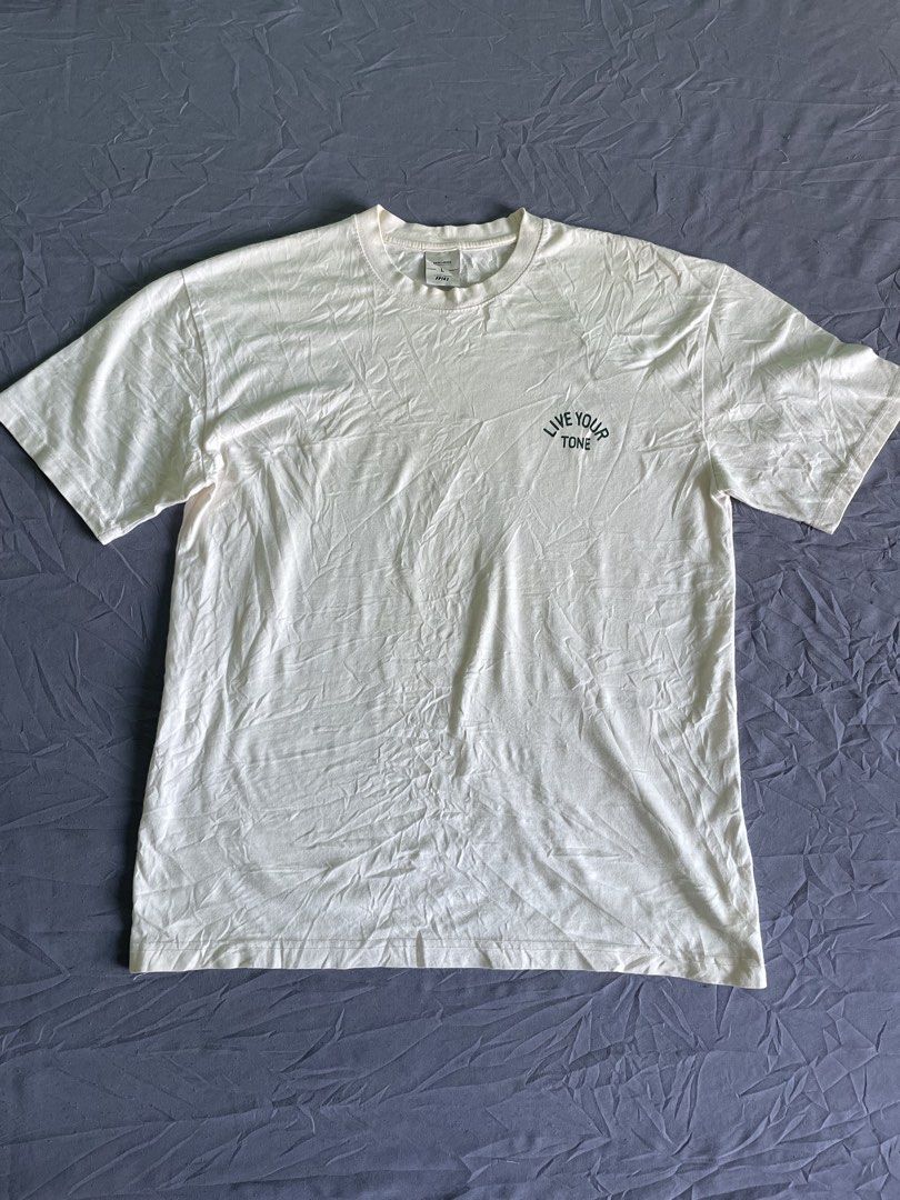 BASIC+UNIQUE Street Brand FP142 T-shirt Size L (Category: Tshirts & Polo Shirts ) located in Cagayan de Oro. Submitted by jekdels05 (Listing ID 1464391711, Image 1). Description: - Brand: BASIC+UNIQUE - Color: Cream - Graphic: 'LIVE YOUR TONE' on front - Size: L - Measurements: Pit to pit approx. 23 inches, Length approx. 29 inches - Perfect for casual outings.