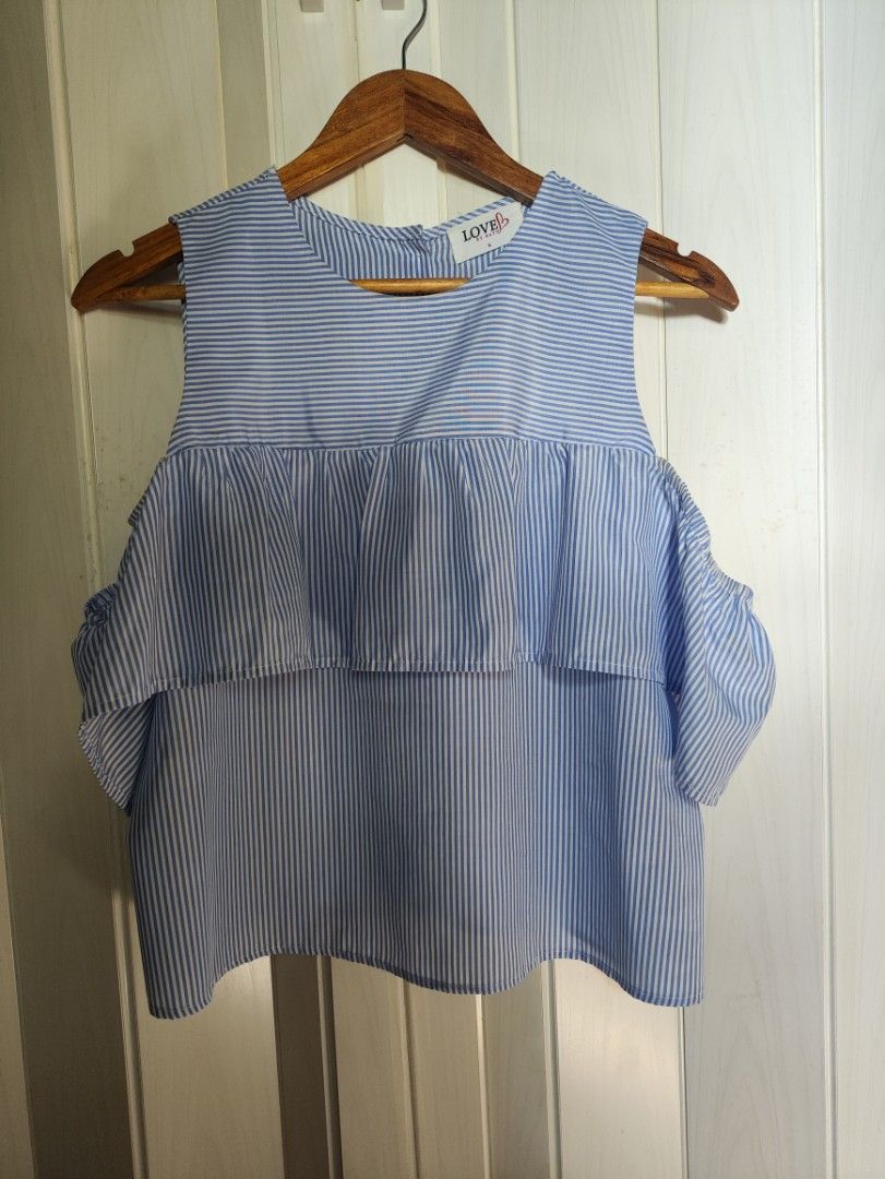 Bayo stripe blue off shoulder (M) (Category: Blouses) located in Candelaria. Submitted by mynclothes (Listing ID 1464357655, Image 1). Description: .