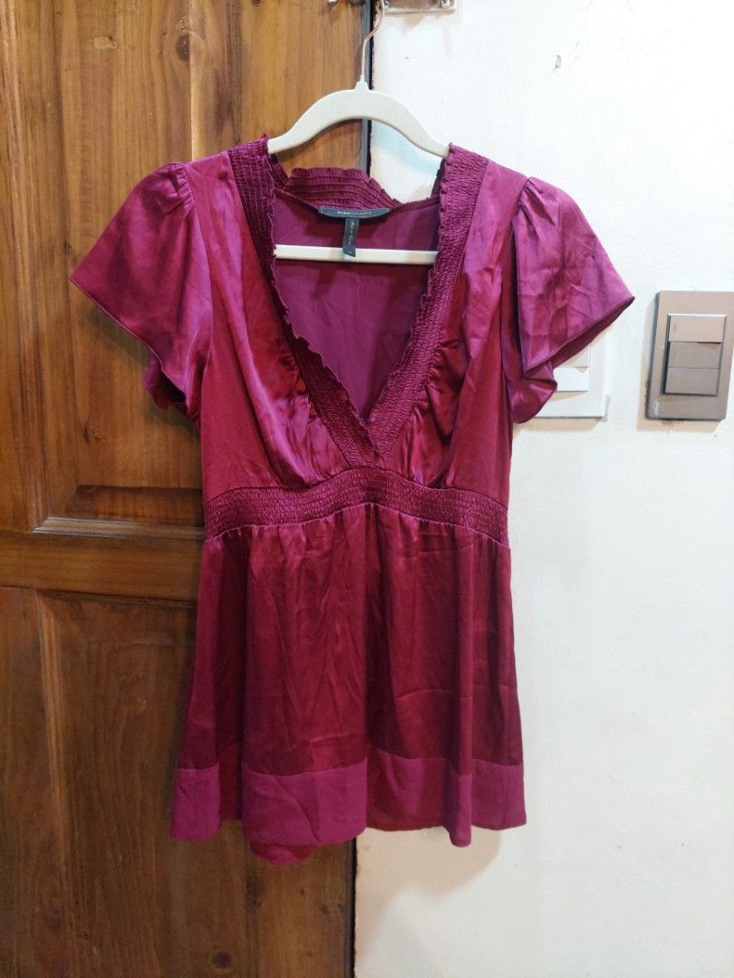 BCBGMAXAZRIA Y2K SILK TOP (Category: Blouses) located in San Pedro. Submitted by cyanide.slug.cat (Listing ID 1464466914, Image 1). Description: small 32-36" bust 26" length.