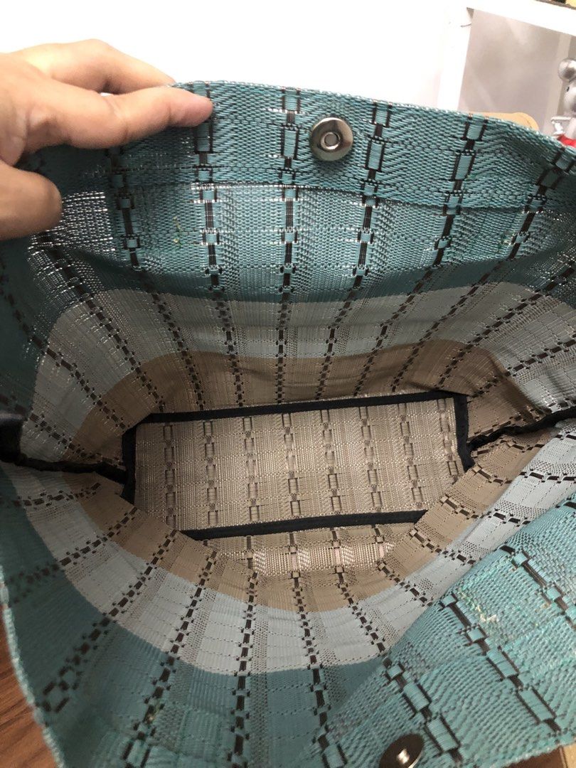 Beach Bag (Category: Luxury Bags & Wallets) located in Cavite. Submitted by surplus_atbp (Listing ID 1464400705, Image 3). Description: .