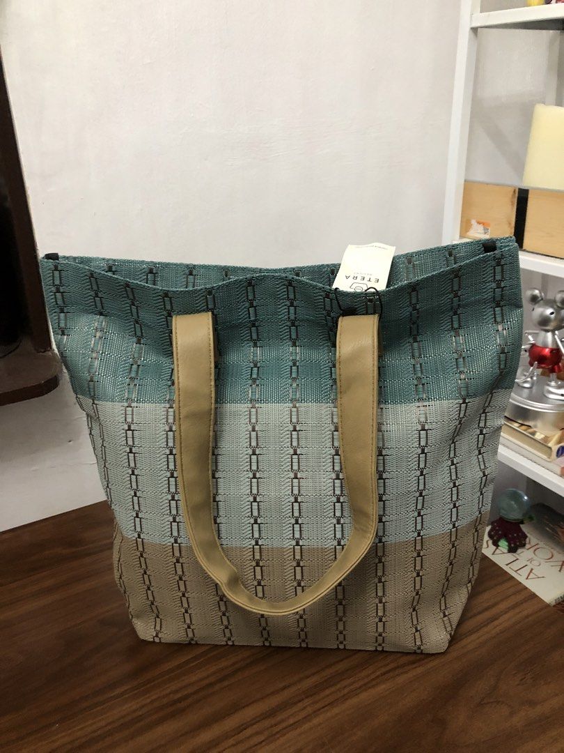 Beach Bag (Category: Luxury Bags & Wallets) located in Cavite. Submitted by surplus_atbp (Listing ID 1464400705, Image 2). Description: .