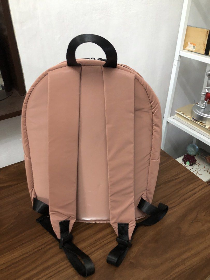 Bearpaw Backpack (Category: Luxury Bags & Wallets) located in Cavite. Submitted by surplus_atbp (Listing ID 1464401061, Image 2). Description: .