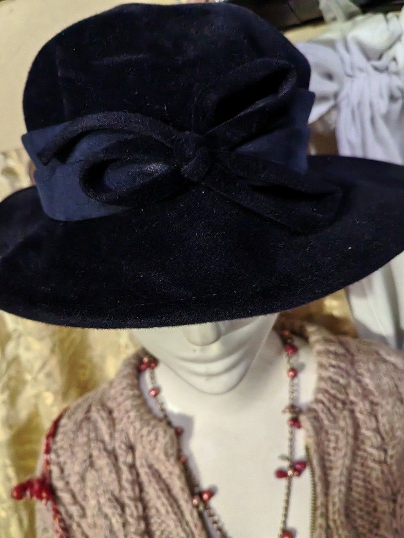 Beautiful Womens Hat (Category: Hats & Beanies) located in Manila. Submitted by luckycharm_215 (Listing ID 1464493778, Image 1). Description: Czech Republic New.