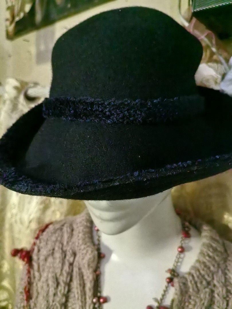 Beautiful Womens Hat (Category: Hats & Beanies) located in Manila. Submitted by luckycharm_215 (Listing ID 1464497109, Image 1). Description: .