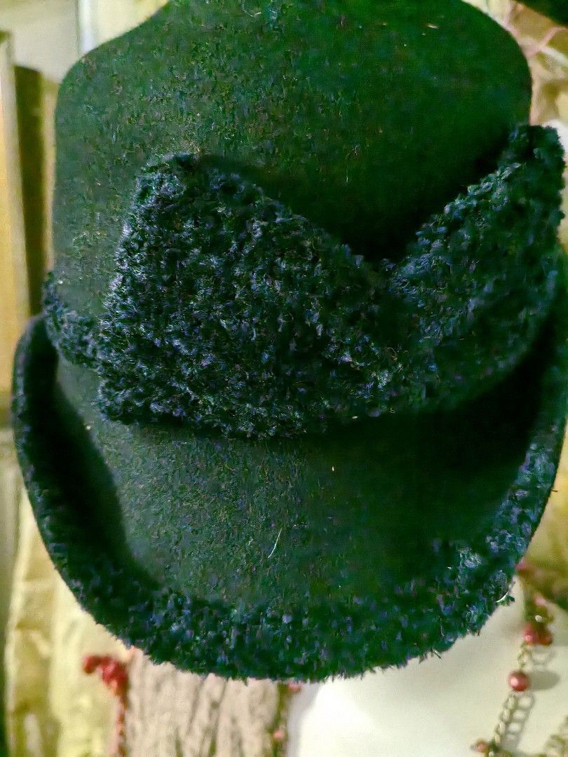 Beautiful Womens Hat (Category: Hats & Beanies) located in Manila. Submitted by luckycharm_215 (Listing ID 1464497109, Image 2). Description: .